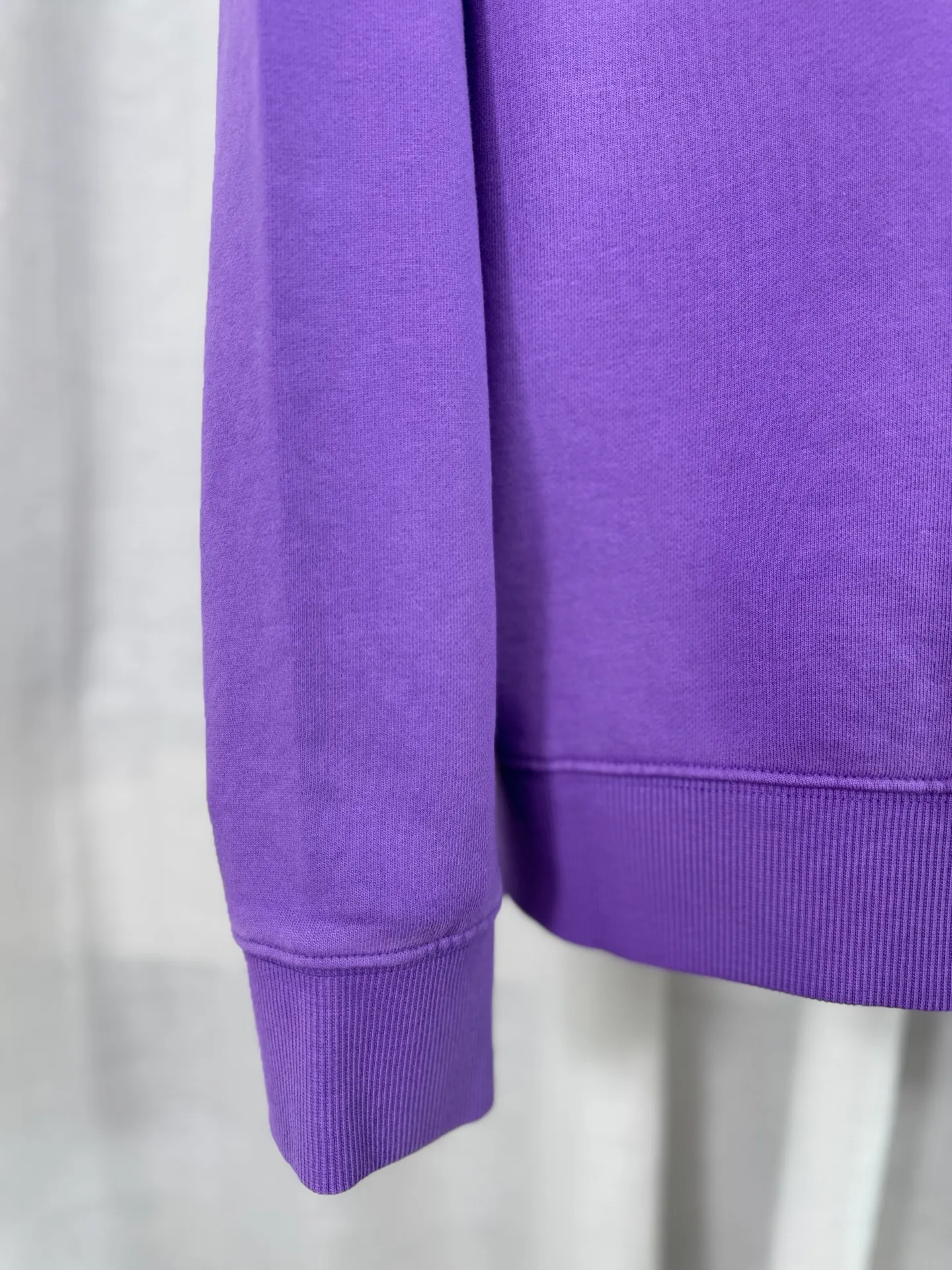 P290 top version, real shot without P, ​​different from market currency) 𝗖𝗵𝗿𝗼𝗺𝗲 𝗛𝗲𝗮𝗿𝘁𝘀/Croxin 2025 Autumn and Winter New Original Single Counter American 3D Rivets and Stickers Couple Casual Sweater 👑The highest version! Customized fabric 430g tripe terry fabric! American-style pickled and distressed original fabric, laser-burned flowers, rivets and diamonds, exquisite embroidery of letters! The best-selling model in the counter, very comfortable to wear. Accessories: original molded and authenticated collar label➕100% silk wash label. Genuine purchase-grade original hangtag➕matching hanging rope➕3D hanging beads➕original packaging bag. Craftsmanship: The original version has consistent wiring! The highest version of the armhole matching technique! Color: Pink Black Green Purple Size: S M L XL Style Number: 25-375
